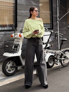 「Ungrid（アングリッド）のタックオフショルスウェット（スウェット、グリーン系）」を使った、福本 茉以さん（レディース・160cm）の春コーディネート