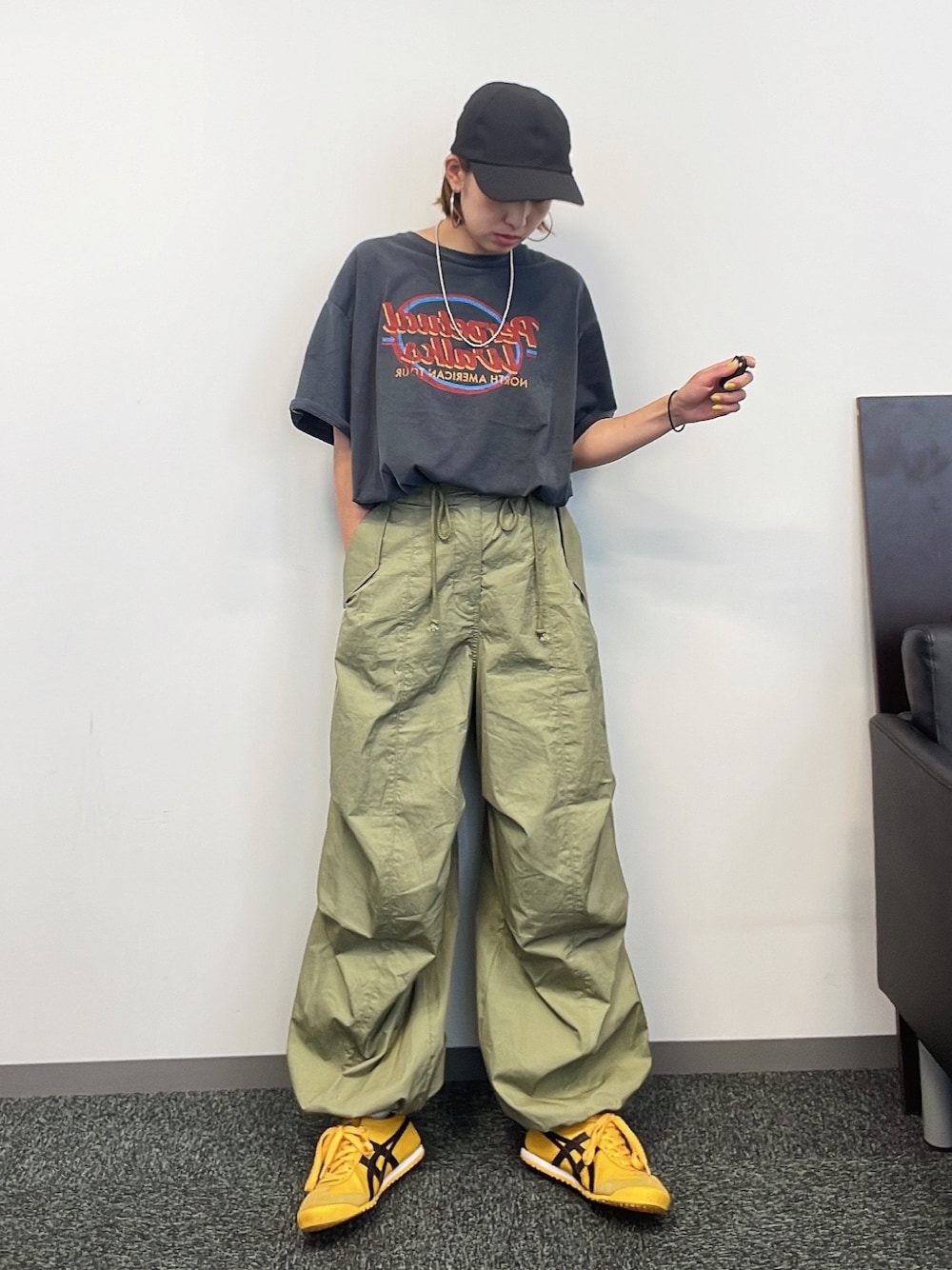 「スニーカーコーデ、カラースニーカー、オニツカタイガー、キャップ、メンズライク、ボーイッシュ、ミリタリー、休日スタイル、スポーツミックス、ミリタリーパンツ、ママコーデ、ママファッション」｜「UngridのツアーロゴルーズTee（Tシャツ/カットソー、グレー系）」を使った、福本 茉以さん（レディース・160cm）の春コーディネートの1枚目の写真