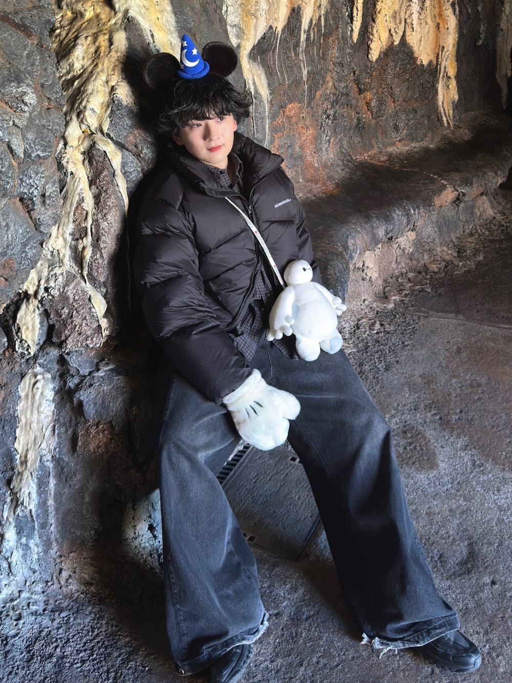 ブラック系のダウンジャケット/コート、グレー系のデニムパンツ、ブラック系のスニーカーを着用したメンズの冬コーディネートの1枚目の写真