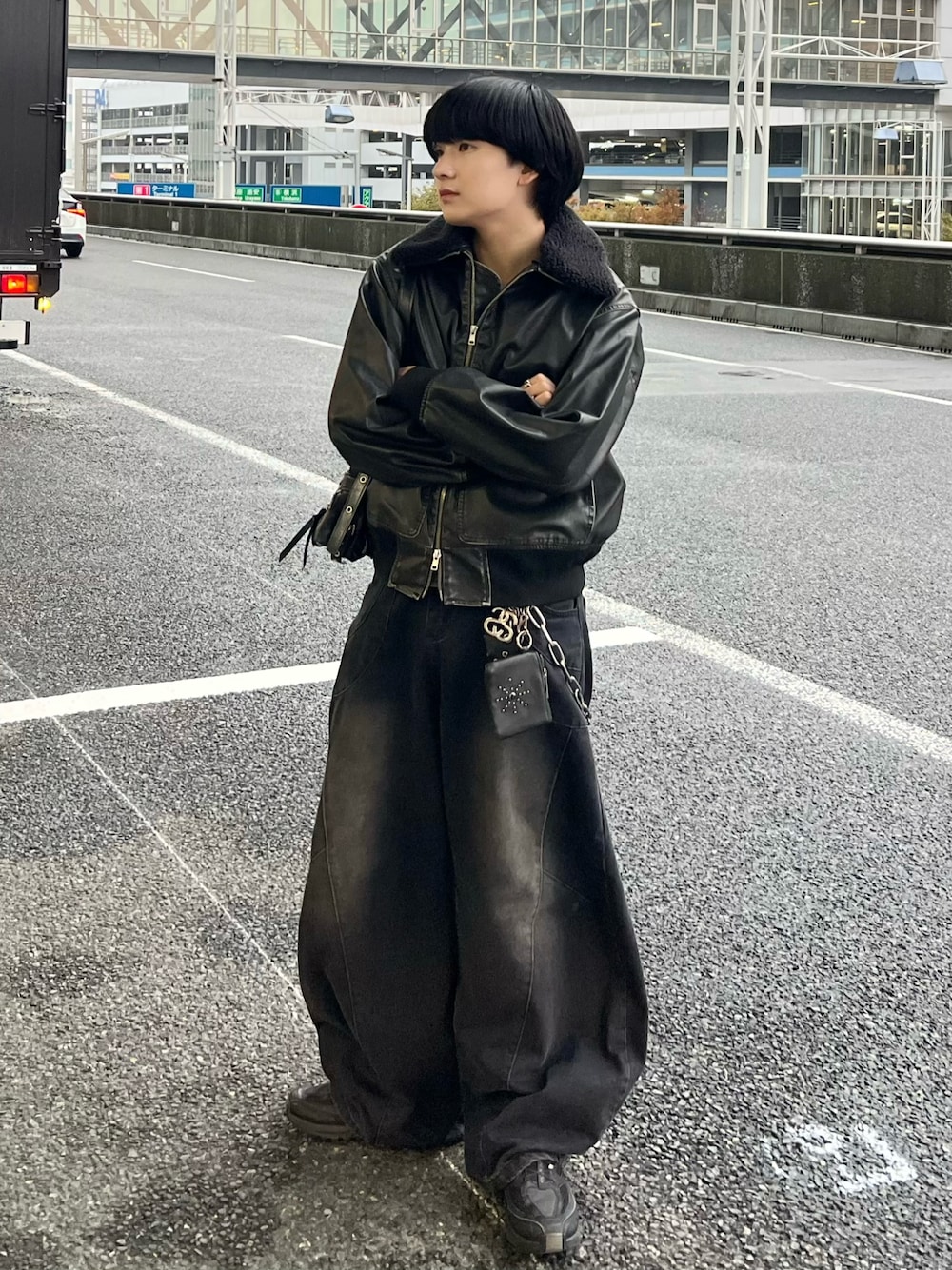ブラック系のデニムパンツ、ブラック系のブルゾン、ブラック系のショルダーバッグを着用したメンズの秋コーディネートの1枚目の写真