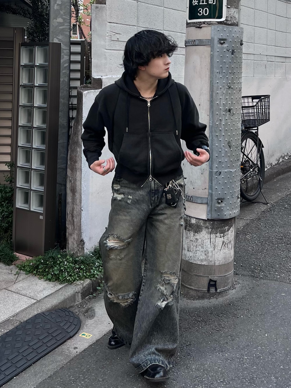 ブルー系のデニムパンツ、ブラック系のパーカー、ブラック系のドレスシューズを着用したメンズの春コーディネートの1枚目の写真