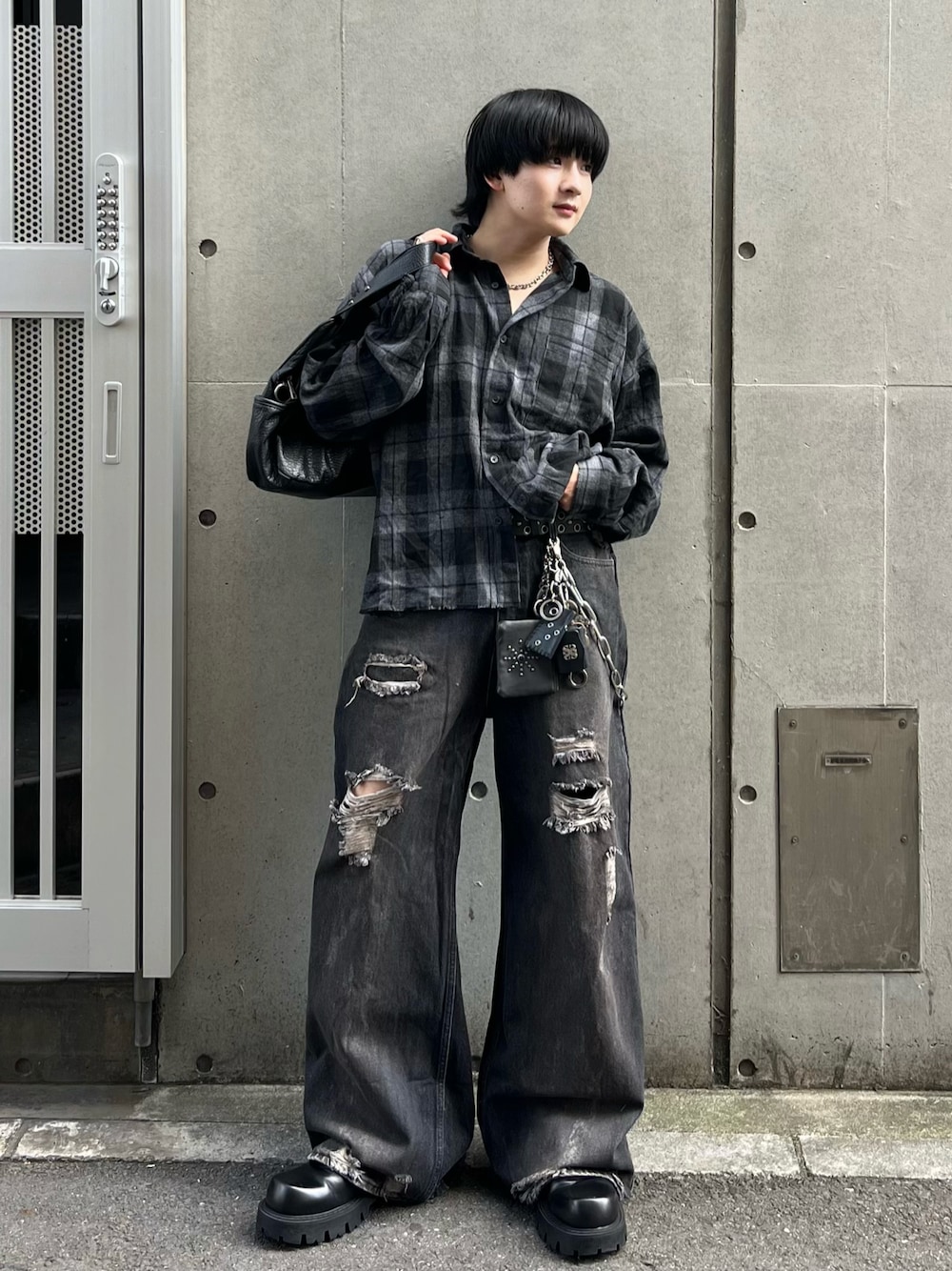ブラック系のシャツ/ブラウス、ブラック系のデニムパンツ、ブラック系のショルダーバッグを着用したメンズの秋コーディネートの1枚目の写真