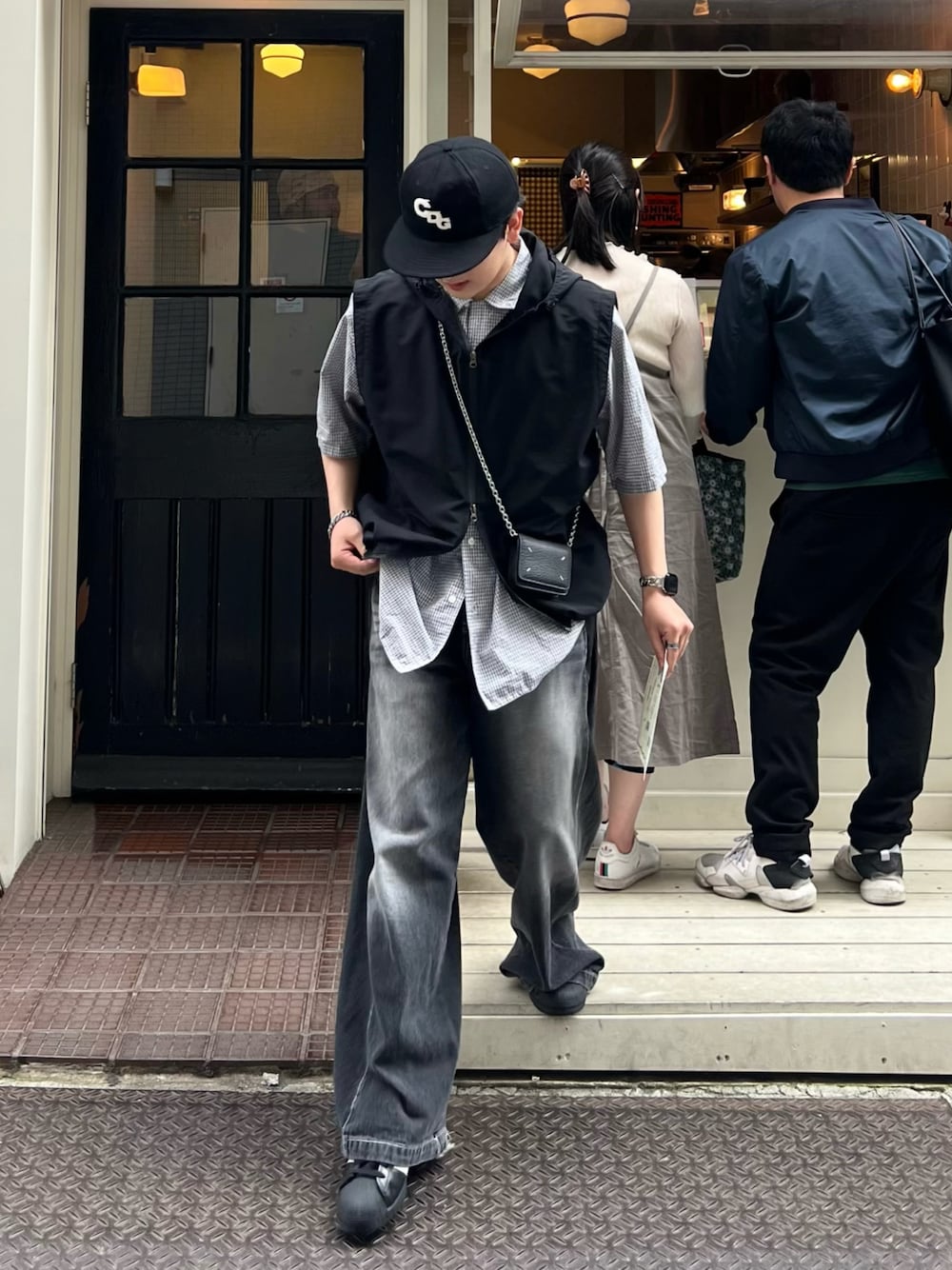 ブラック系のデニムパンツ、ブラック系のスニーカー、ホワイト系のシャツ/ブラウスを着用したメンズの夏コーディネートの1枚目の写真