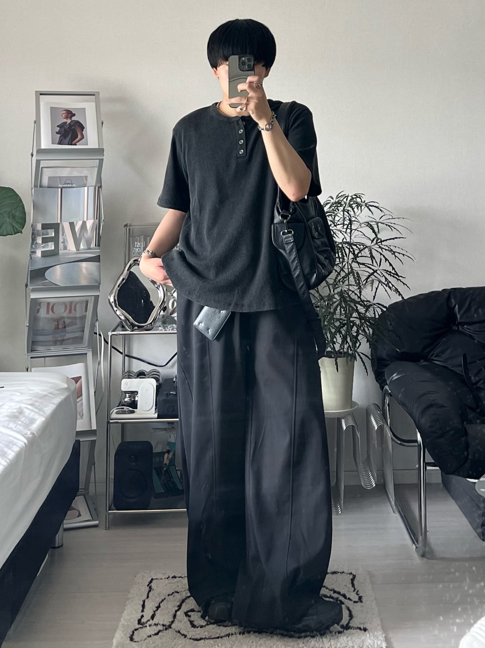 ブラック系のTシャツ/カットソー、ブラック系のスラックス、ブラック系のショルダーバッグを着用したメンズの夏コーディネートの1枚目の写真