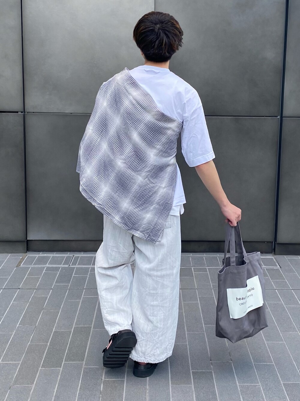 ホワイト系のシャツ/ブラウス、グレー系のその他パンツ、グレー系のトートバッグを着用したメンズの夏コーディネートの1枚目の写真