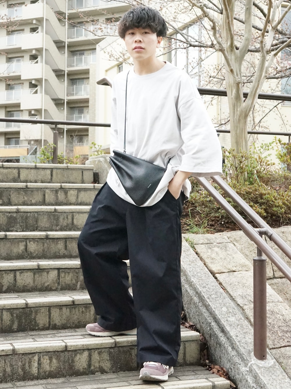 グレー系のTシャツ/カットソー、ブラック系のその他パンツ、ブラック系のショルダーバッグを着用したメンズの春コーディネートの1枚目の写真