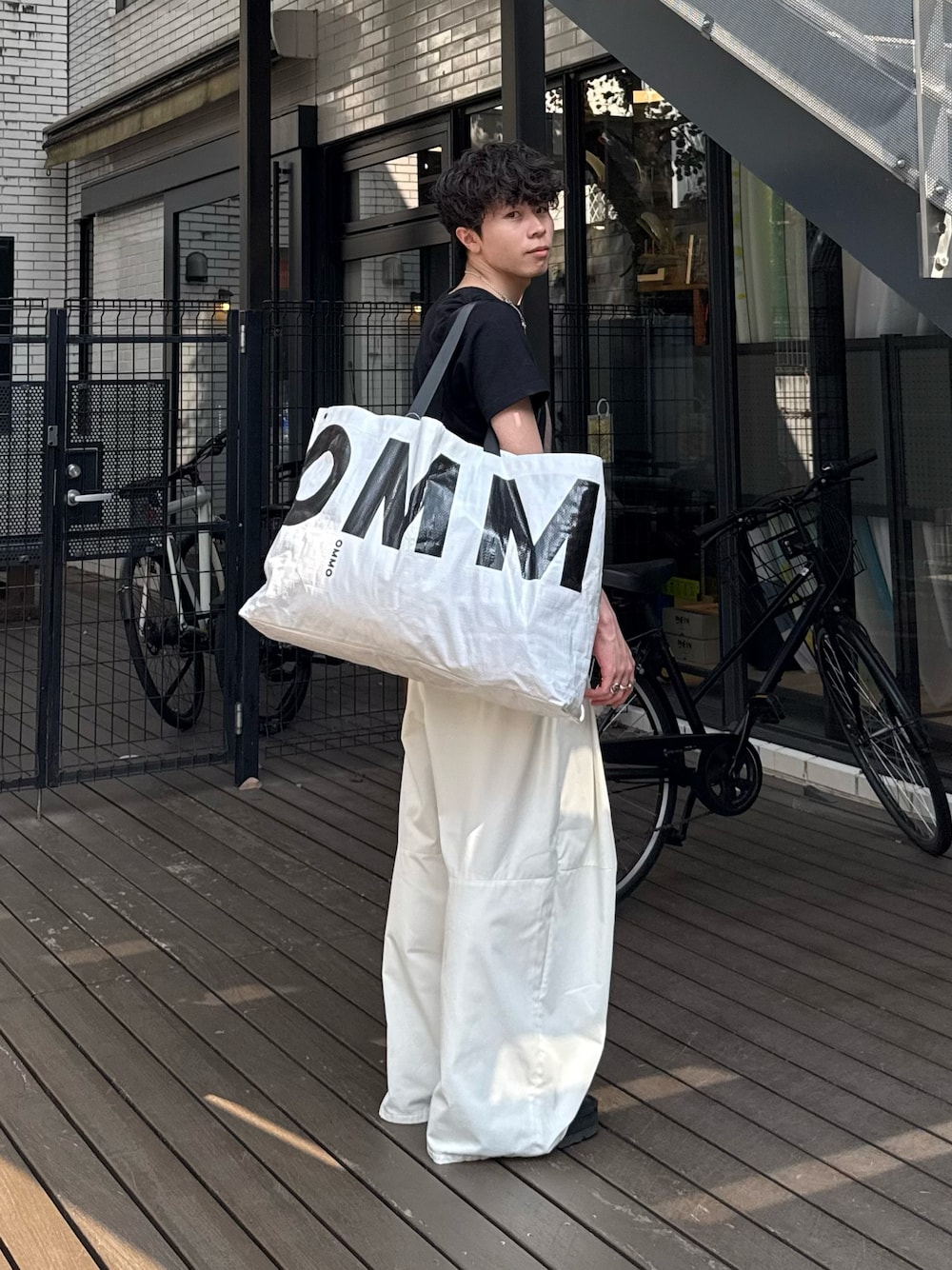 「夏ルックで気分アップ、アウトドアスタイル、厚底シューズ、半袖シャツ、シンプルコーデ、モノトーン、きれいめカジュアル、夏コーデ、トートバッグ、ワイドパンツ、Tシャツ、お出かけコーデ、フェススタイル、休日スタイル、韓国ファッション」｜「HANESの【HANES】「KURO」クルーネックTシャツ（Tシャツ/カットソー、ブラック系）」を使った、junさん（メンズ・171cm）の夏コーディネートの1枚目の写真