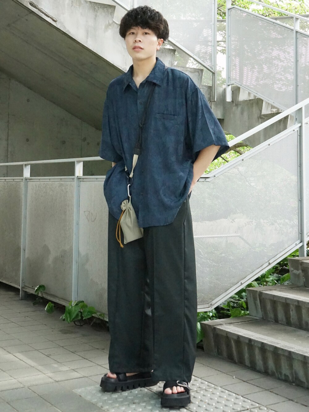 グリーン系のシャツ/ブラウス、グリーン系のその他パンツ、ベージュ系のショルダーバッグを着用したメンズの春コーディネートの1枚目の写真