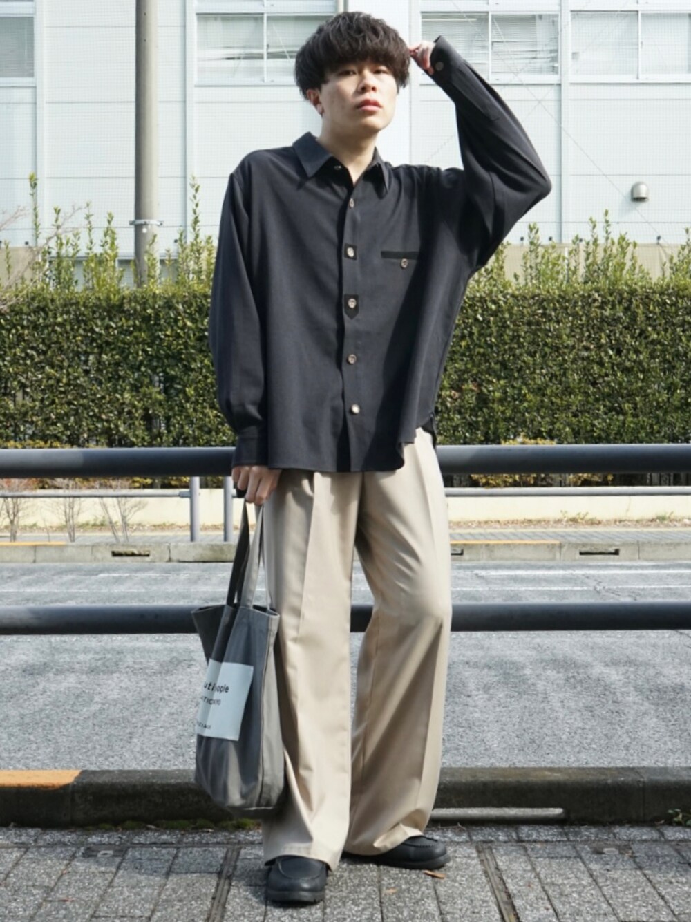 グレー系のシャツ/ブラウス、ベージュ系のその他パンツ、グレー系のトートバッグを着用したメンズの冬コーディネートの1枚目の写真