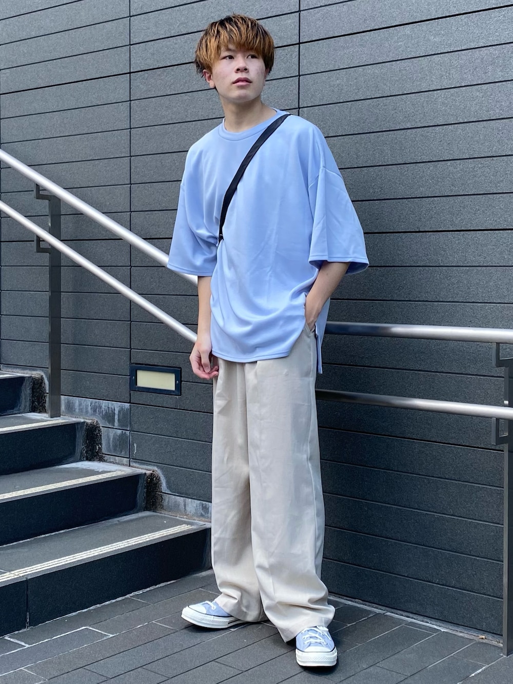 ブルー系のTシャツ/カットソー、ベージュ系のその他パンツ、ベージュ系のショルダーバッグを着用したメンズの夏コーディネートの1枚目の写真