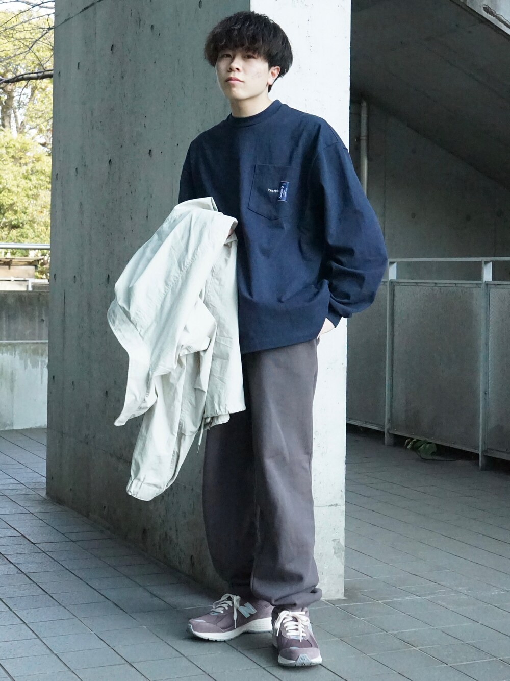 ブルー系のTシャツ/カットソー、ベージュ系のモッズコート、グレー系のスウェットパンツを着用したメンズの春コーディネートの1枚目の写真