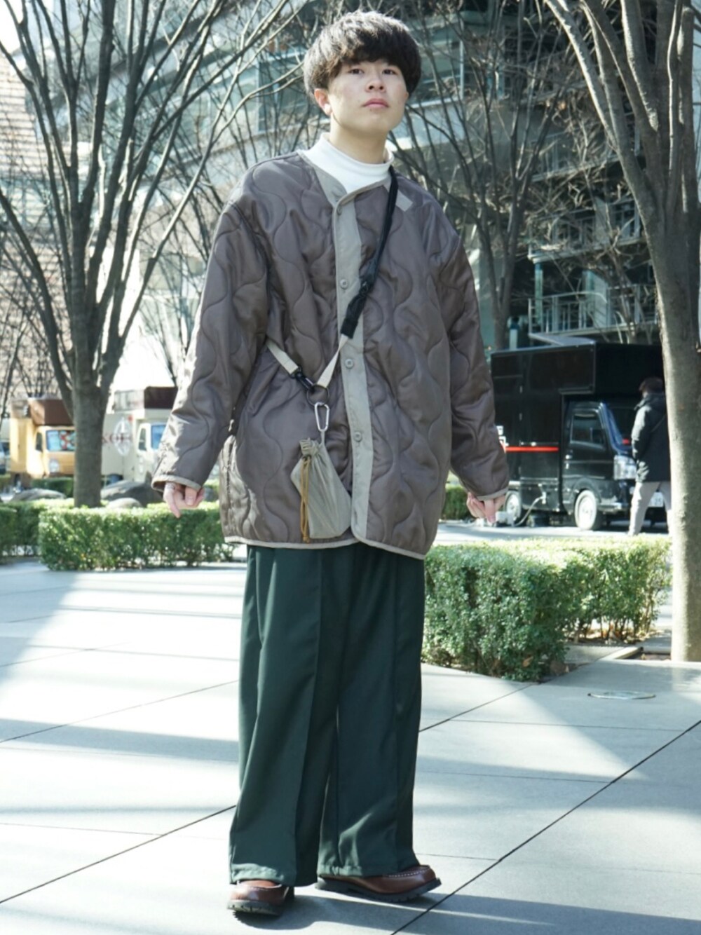 ベージュ系のその他アウター、ベージュ系のショルダーバッグ、グリーン系のその他パンツを着用したメンズの冬コーディネートの1枚目の写真