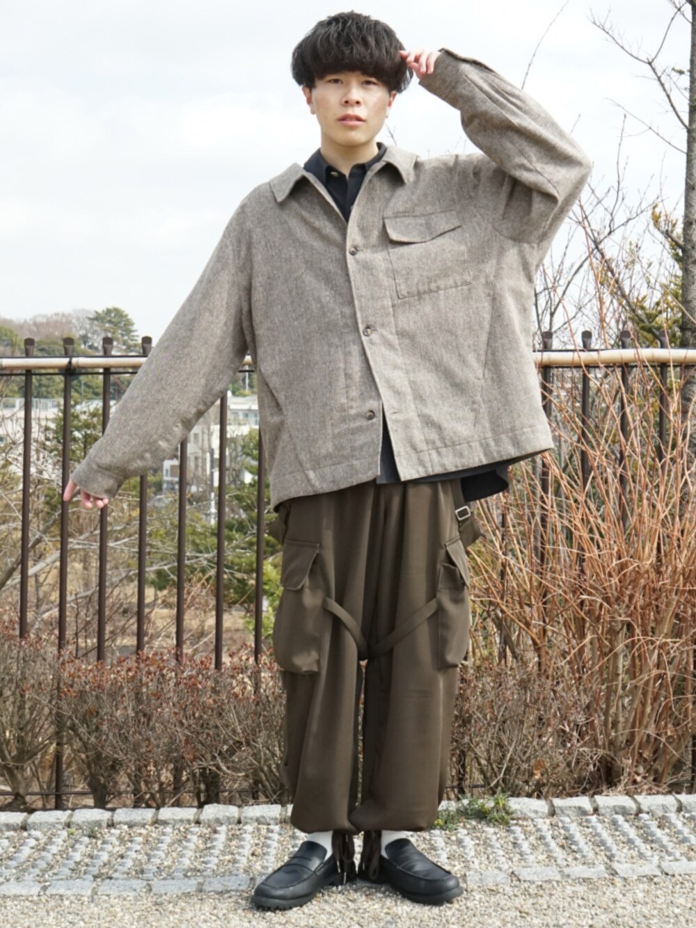 ブラウン系のシャツ/ブラウス、グレー系のシャツ/ブラウス、グリーン系のサロペット/オーバーオールを着用したメンズの冬コーディネートの1枚目の写真
