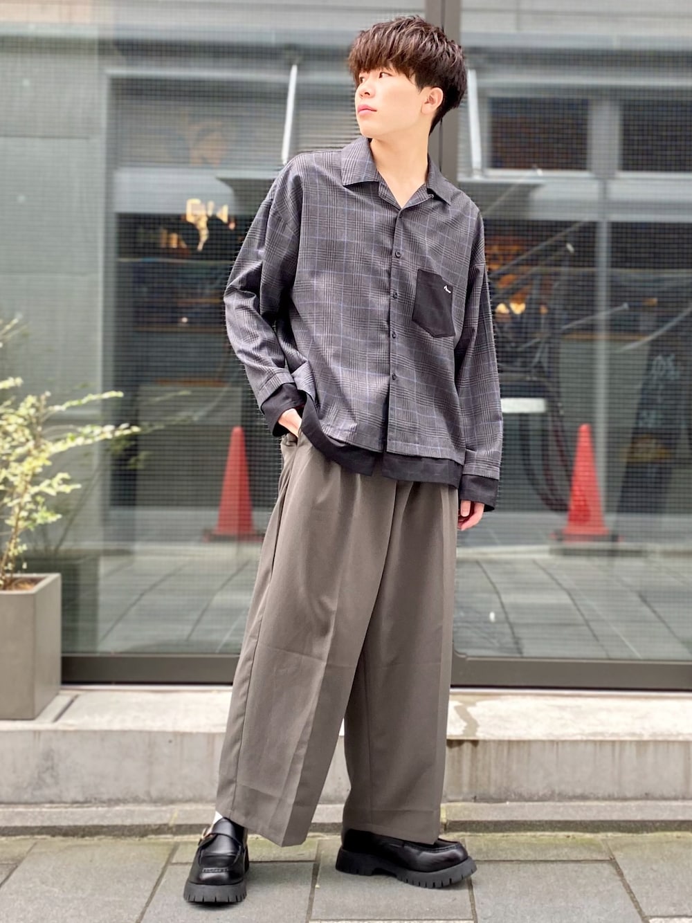 ブラック系のシャツ/ブラウス、グレー系のスラックス、ブラック系のローファーを着用したメンズの秋コーディネートの1枚目の写真