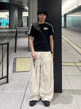 「adidas（アディダス）のadidas Originals × Oasis ツアースリーストライプス Tシャツ / アディダスオリジナルス（Tシャツ/カットソー、ブラック系）」を使った、junさん（メンズ・170cm）の春コーディネート