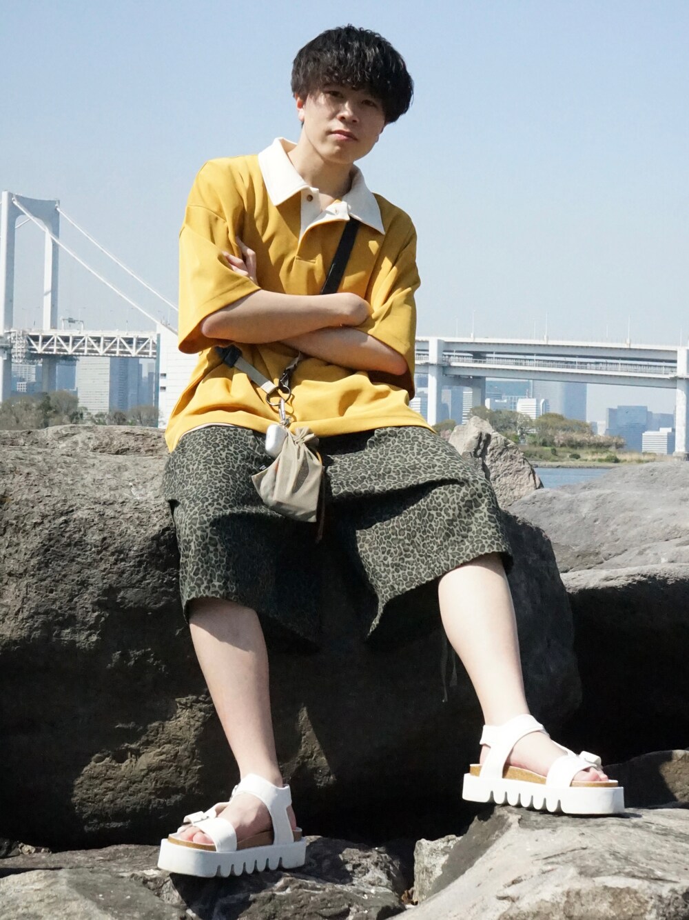 イエロー系のポロシャツ、グリーン系のその他パンツ、ホワイト系のサンダルを着用したメンズの春コーディネートの1枚目の写真