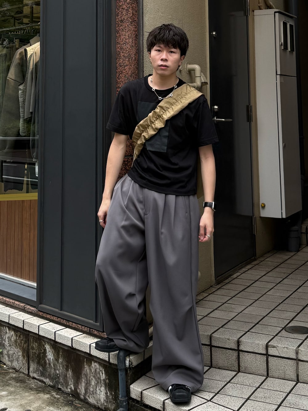 その他のTシャツ/カットソー、グレー系のパンツ、ベージュ系のショルダーバッグを着用したメンズの夏コーディネートの1枚目の写真