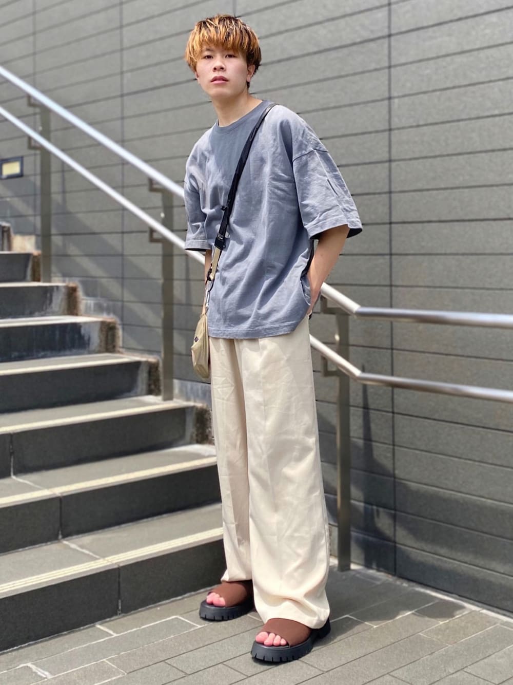 グレー系のTシャツ/カットソー、ベージュ系のその他パンツ、ベージュ系のショルダーバッグを着用したメンズの夏コーディネートの1枚目の写真