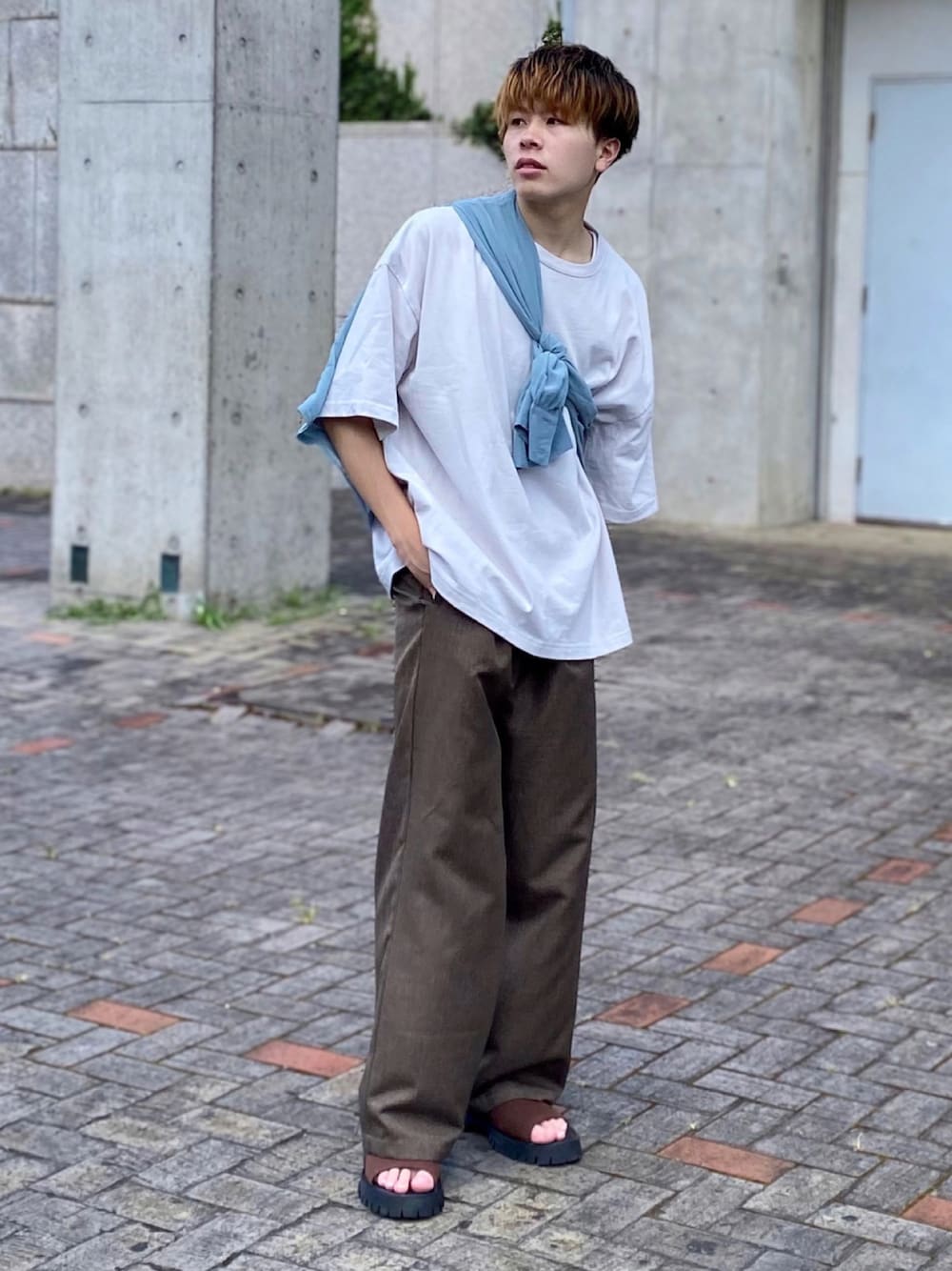 「シンプル、夏コーデ、たすき掛け、大学生、シアーシャツ、remer、Happy John、ZIP FIVE、CASPER JOHN」｜「remerのloose basic Tee/ルーズベーシックT（Tシャツ/カットソー、グレー系）」を使った、junさん（メンズ・171cm）の夏コーディネートの1枚目の写真