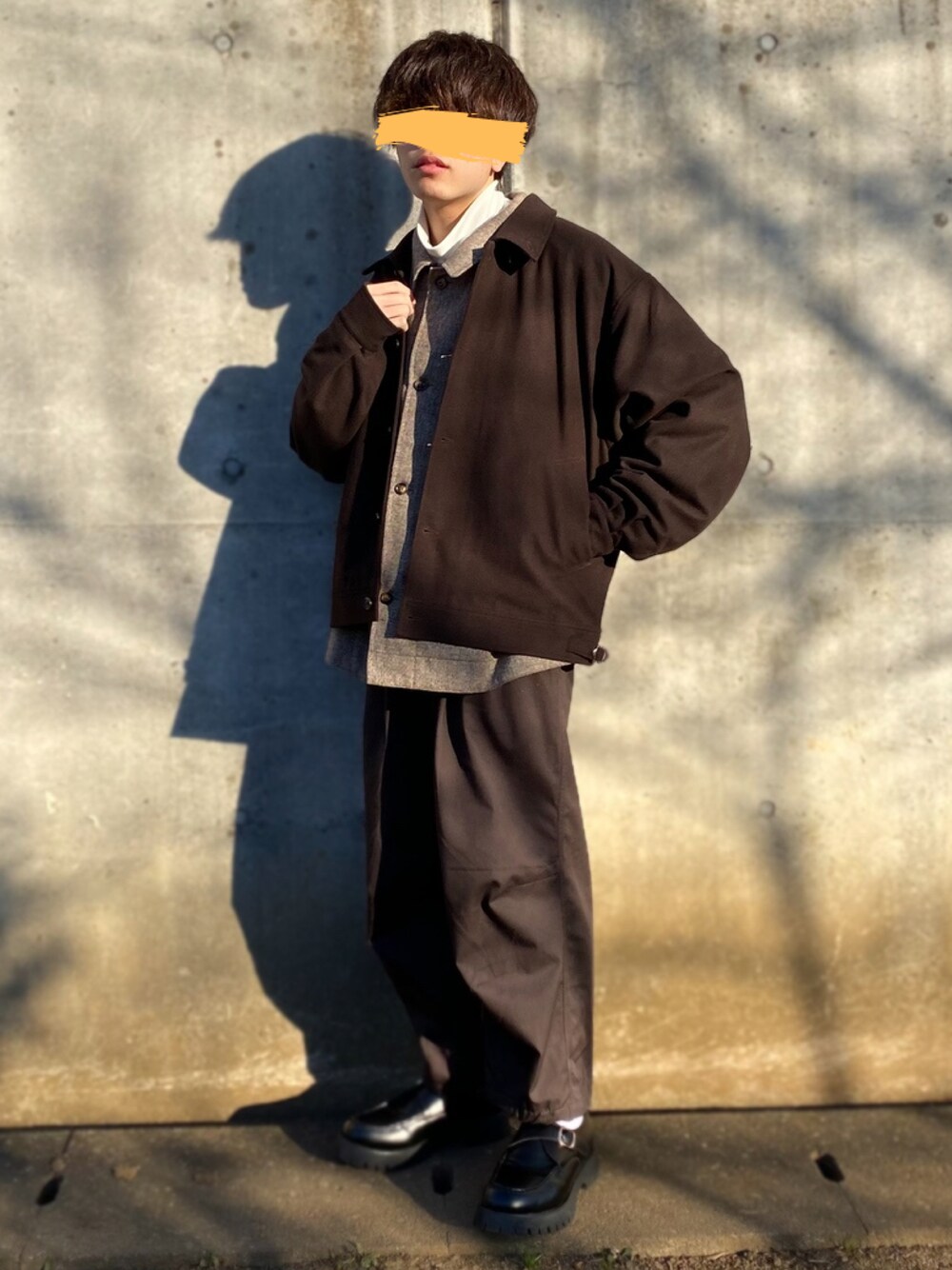 ブラウン系のブルゾン、ブラウン系のシャツ/ブラウス、ホワイト系のTシャツ/カットソーを着用したメンズの冬コーディネートの1枚目の写真