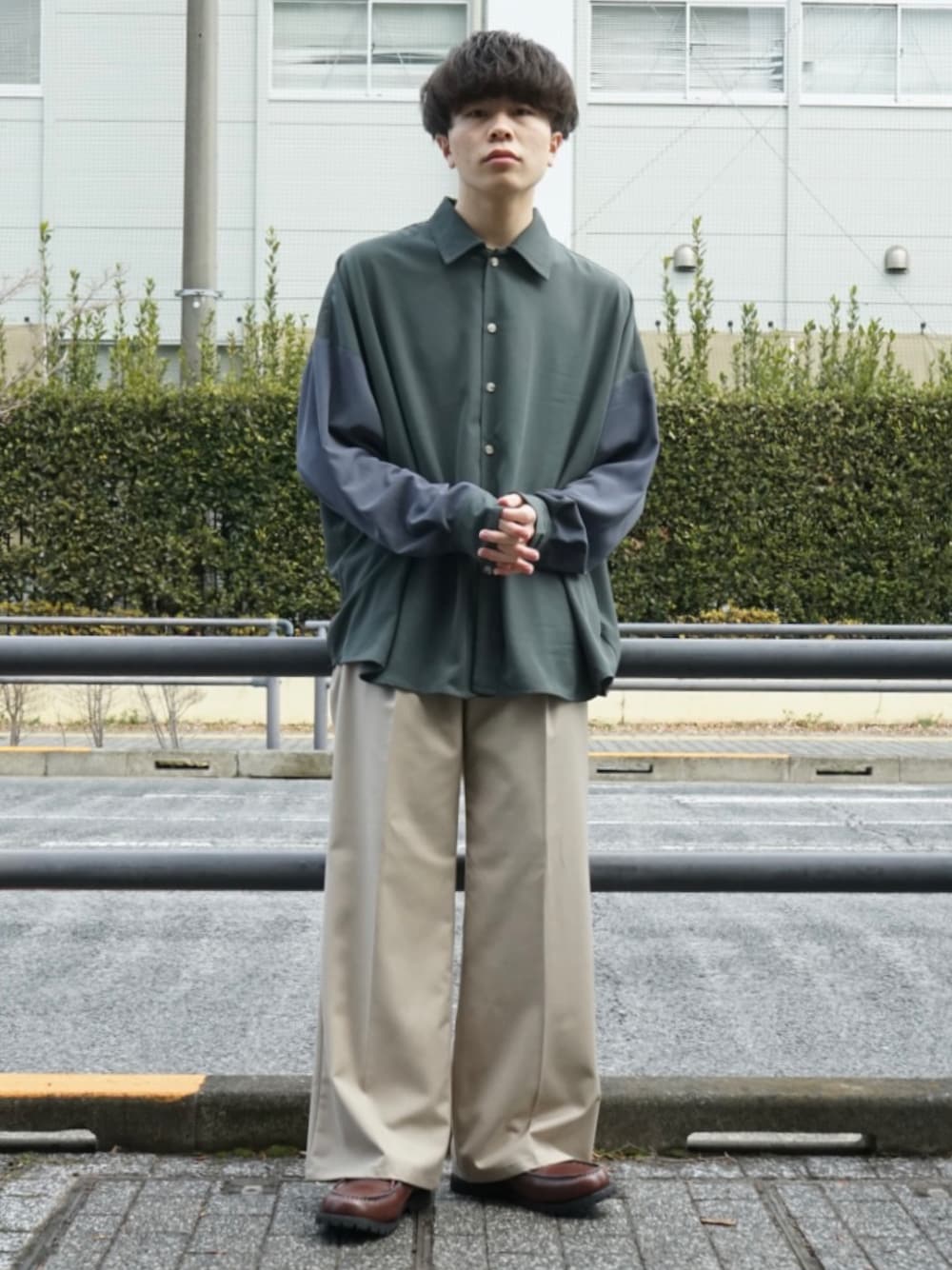 グリーン系のシャツ/ブラウス、ベージュ系のその他パンツ、ブラウン系のモカシン/デッキシューズを着用したメンズの春コーディネートの1枚目の写真