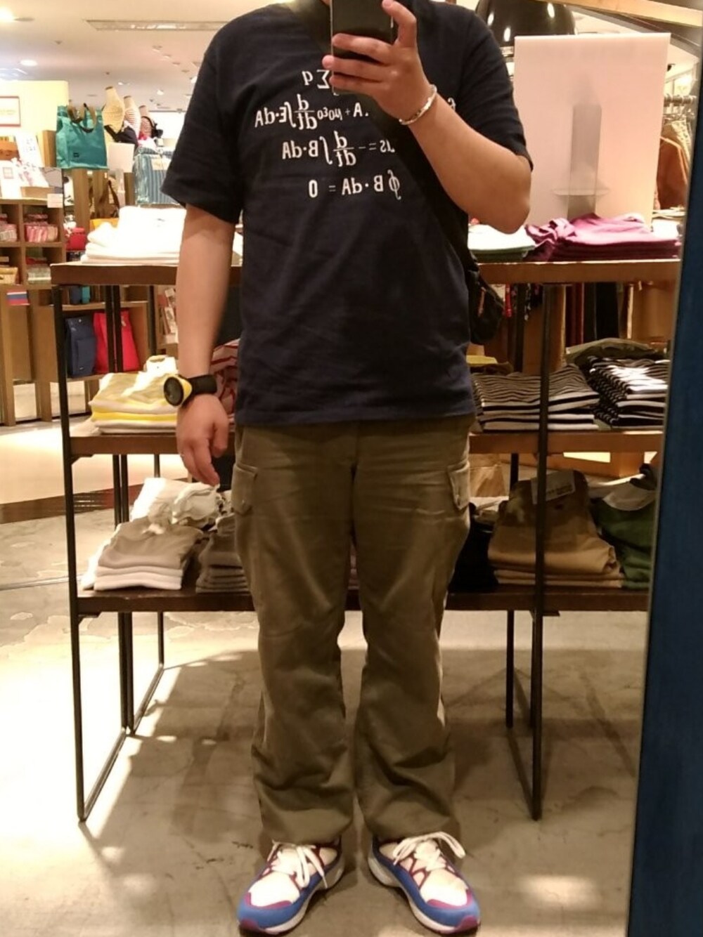 グリーン系のカーゴパンツ、ブルー系のTシャツ/カットソー、その他のスニーカーを着用したメンズの春コーディネートの1枚目の写真