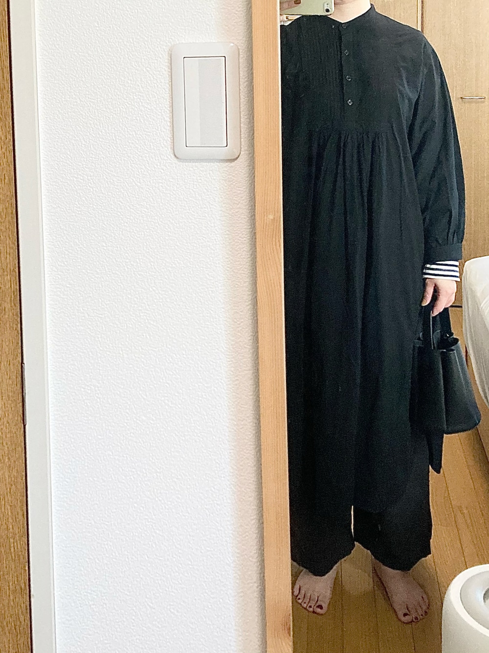 「ブラックコーデ、モノトーンコーデ、ブラックワンピース、ワイドパンツ、ノーカラーワンピース、ギャザーワンピース、秋コーデ、秋冬コーデ」｜「me+em selectの2wayフェイクレザーハンドバッグ【巾着ポーチ+ショルダーストラップ付き】（ハンドバッグ、ブラック系）」を使った、ayahoさん（レディース・162cm）の秋コーディネートの1枚目の写真