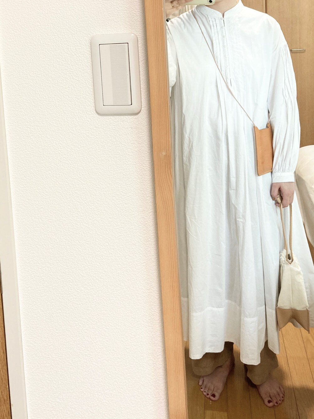 「秋コーデ、ロングワンピース、ホワイトワンピース、巾着バッグ、ミニポシェット、スタンドカラーワンピース、マキシ丈ワンピース、シンプルコーデ、ワイドパンツ、着回しコーデ、シャツワンピ」｜「ROPE'の2WAY巾着ショルダーバッグ（ショルダーバッグ、ベージュ系）」を使った、ayahoさん（レディース・162cm）の秋コーディネートの1枚目の写真