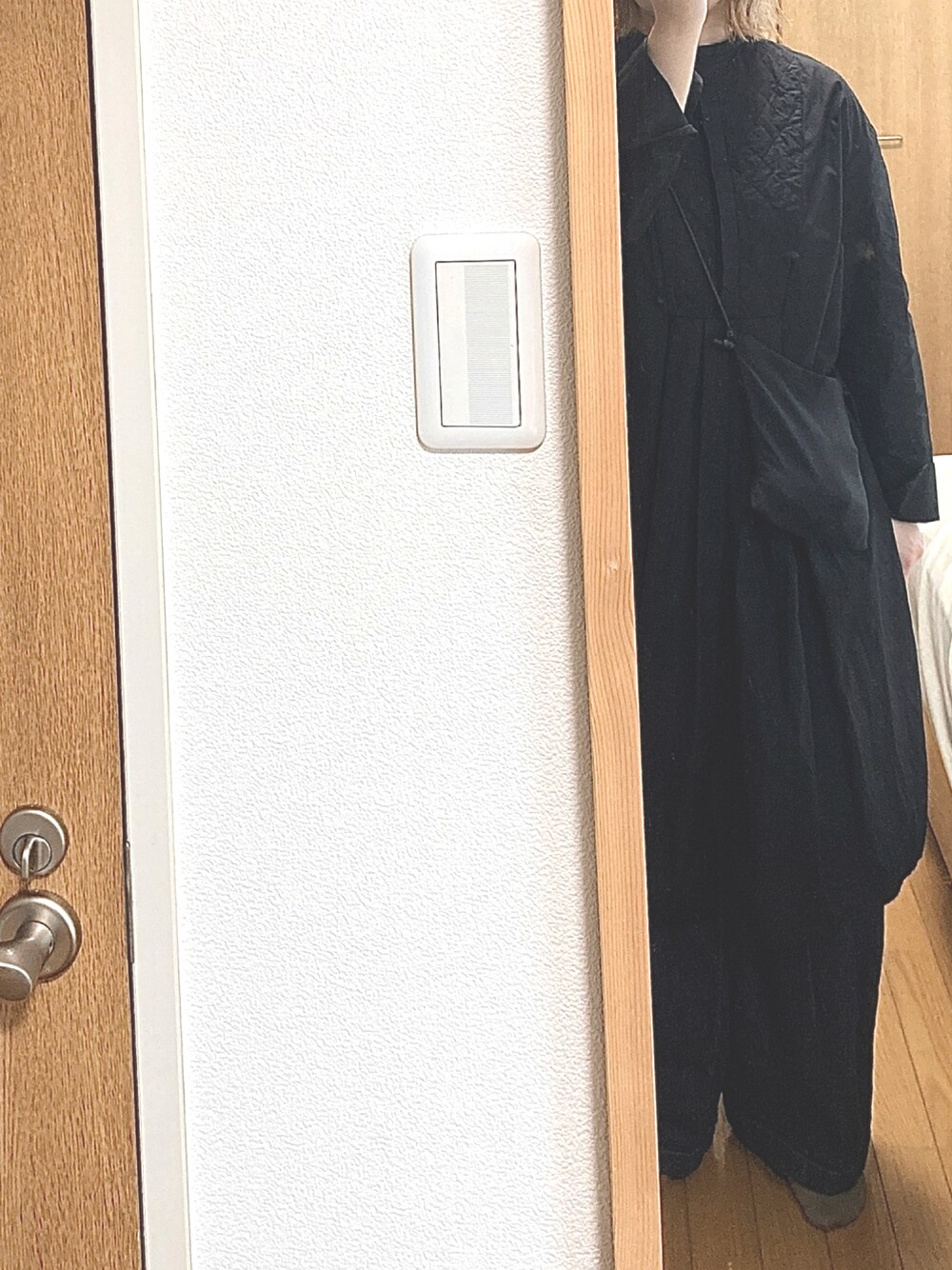 「モノトーン、ワイドパンツ、シンプルコーデ、コーディネート、モノトーンコーデ、coordinate、ワイドデニム、キルティングワンピース、秋コーデ」｜「HARVESTYのHARVESTY/ハーベスティー DENIM CIRCUS PANTS OW（デニムパンツ、ブルー系）」を使った、ayahoさん（レディース・162cm）の秋コーディネートの1枚目の写真
