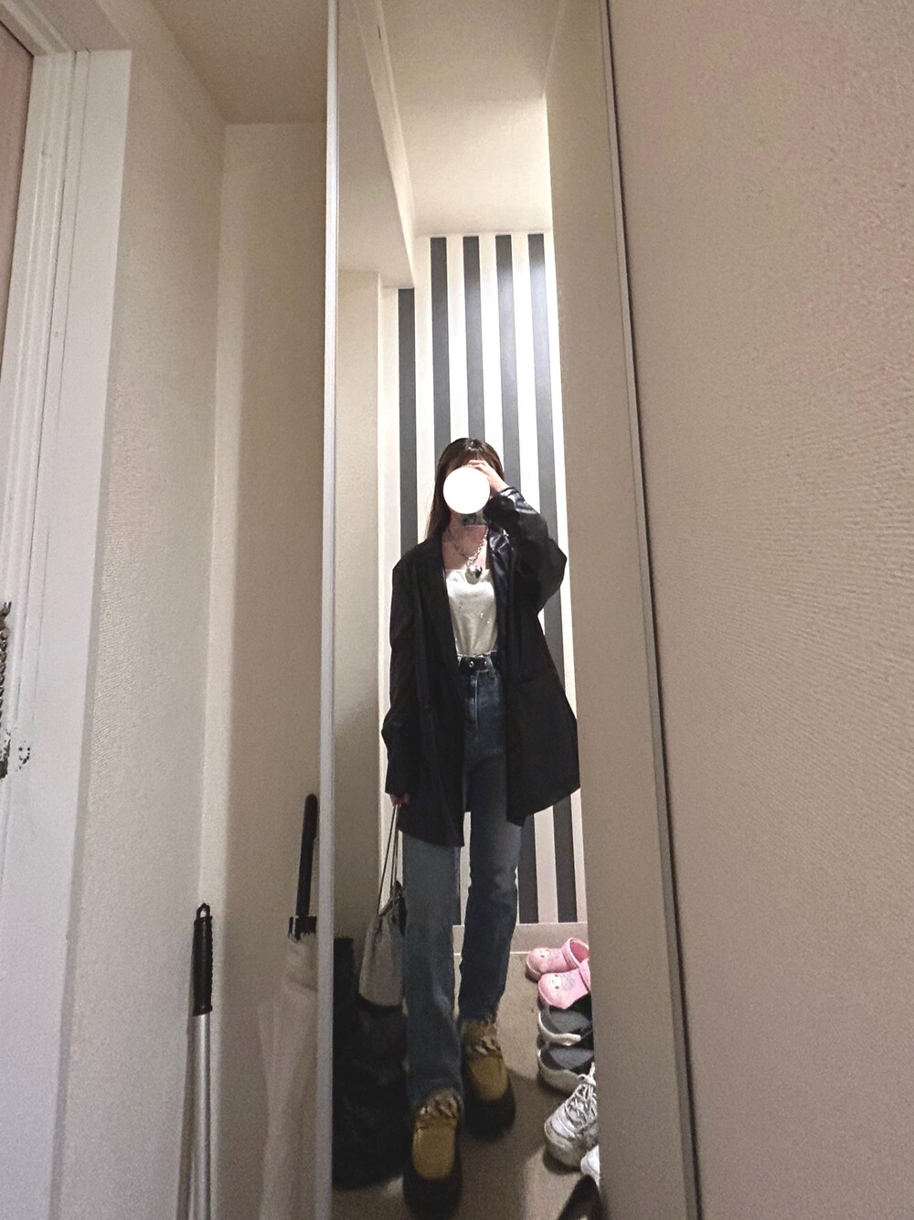 「144cm、低身長、骨格ウェーブ、ジャケット、デニム、ローファー、シルバーアクセサリー、シルバー、イエロー」｜「adidasのブレザー / アディダスオリジナルス adidas Originals（テーラードジャケット、ブラック系）」を使った、Rちゃんさん（骨格ウェーブ・レディース・144cm）の秋コーディネートの1枚目の写真
