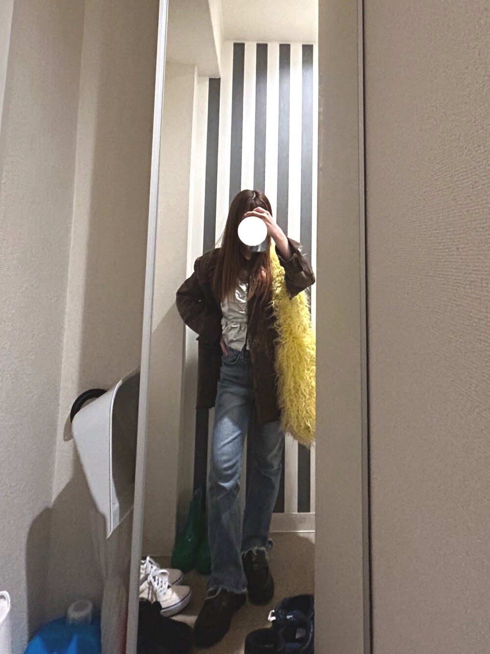 「144cm、低身長、骨格ウェーブ、お出かけコーデ、レイヤードスタイル、ジャケット、ビスチェ、ショルダーバッグ、ローファー、デニム、イエロー、ブラウン、シルバー」｜「GRLのアイテム（キャミソール、シルバー系）」を使った、Rちゃんさん（骨格ウェーブ・レディース・144cm）の冬コーディネートの1枚目の写真