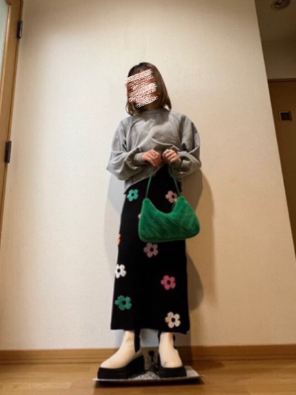 「低身長、144cm、GRL、H&M、GU、kutir、スエット、花柄、ニット、ワンピース、ショートブーツ、サイドゴアブーツ、グリーン、秋ルック紹介するよ」｜「GRLのカットオフステッチショート丈裏毛スウェット[pm118]（スウェット、グレー系）」を使った、Rちゃんさん（骨格ウェーブ・レディース・144cm）の秋コーディネートの1枚目の写真