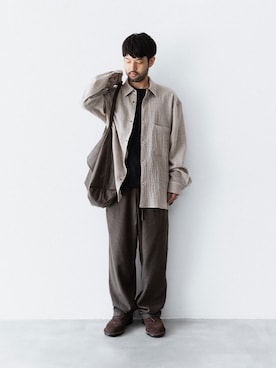 「アイテム（スリッポン）」を使った、SHUさん（メンズ・170cm）の秋コーディネート