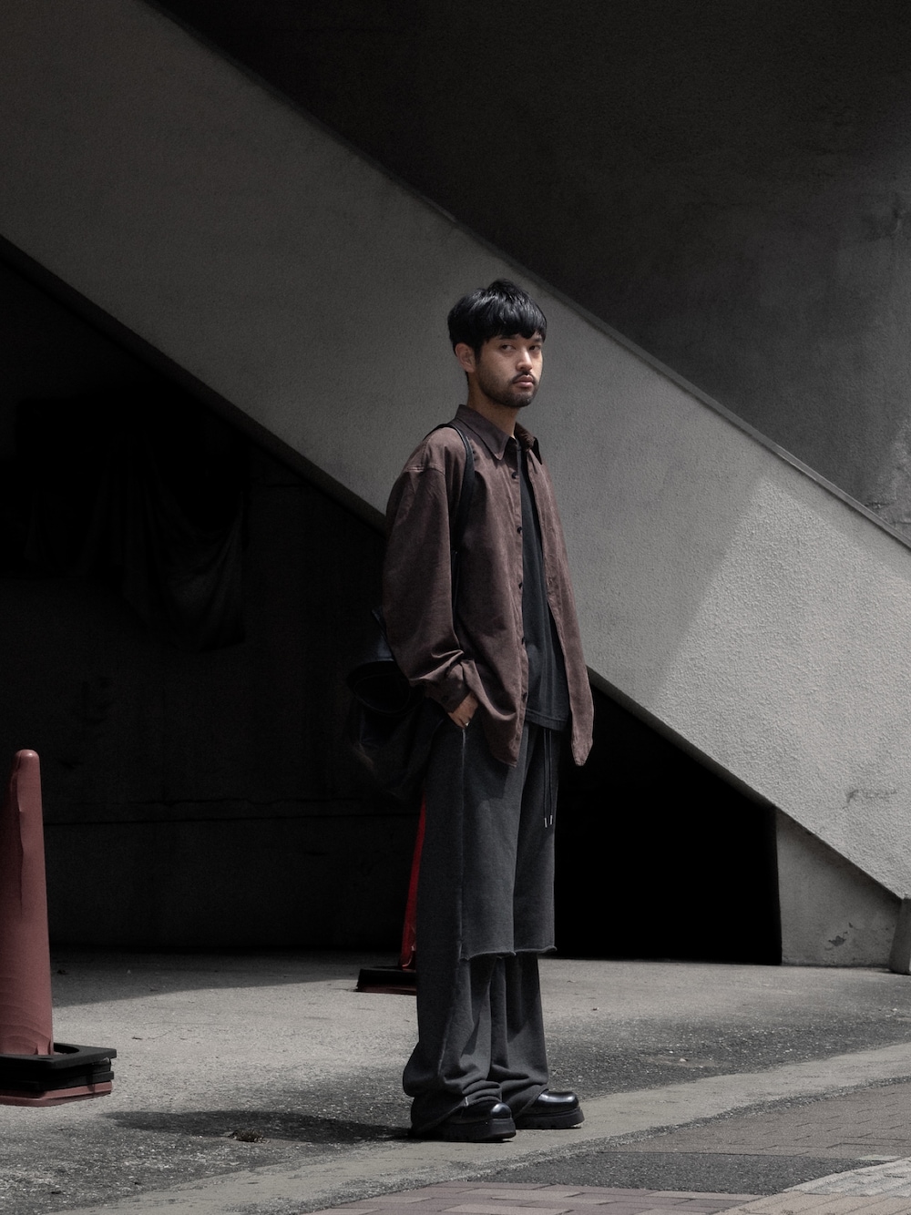 「ショルダーバッグ、厚底シューズ、秋服準備はじめました、お出かけコーデ、シャツスタイル、きれいめカジュアル、シンプルコーデ、大人カジュアル、メンズファッション、グレー、モノトーン、シャツ、オトナカジュアル、きれいめ、キレイめカジュアル」｜「ATTACHMENTのシンセティックレザー ショルダーバッグ / SYNTHETIC LEATHER SHOULDER BAG（ショルダーバッグ、ブラウン系）」を使った、SHUさん（メンズ・170cm）の秋コーディネートの1枚目の写真