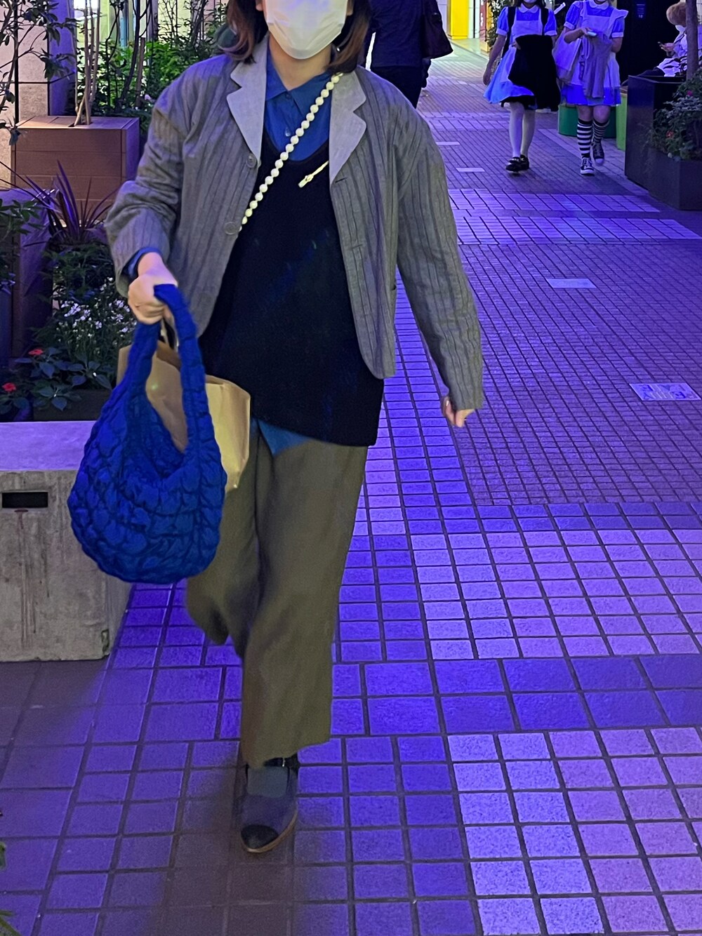 「COS、COMME des GARCONS、KENZO、neonsign」｜「COSのアイテム（ハンドバッグ、ブルー系）」を使った、あさん（レディース・159cm）の秋コーディネートの1枚目の写真