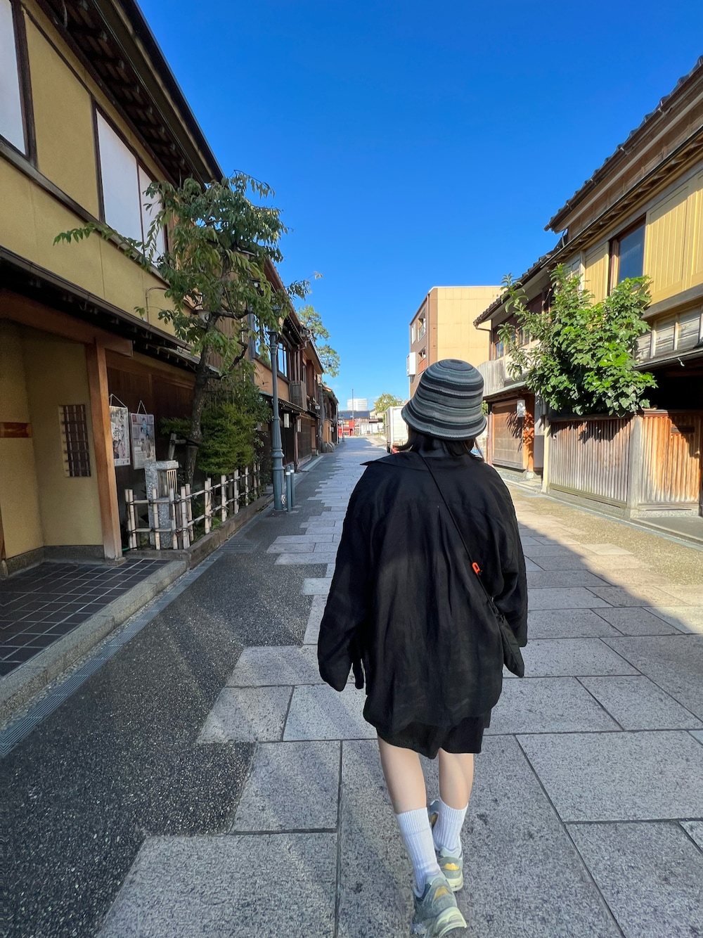 「override、New Balance、used、vintage、みやがわスポーツ、シャツスタイル、ハーフパンツ、古着MIX、古着」｜「NEW BALANCEの【NEW BALANCE / ニューバランス】M2002RD（スニーカー、グレー系）」を使った、あさん（レディース・159cm）の秋コーディネートの1枚目の写真