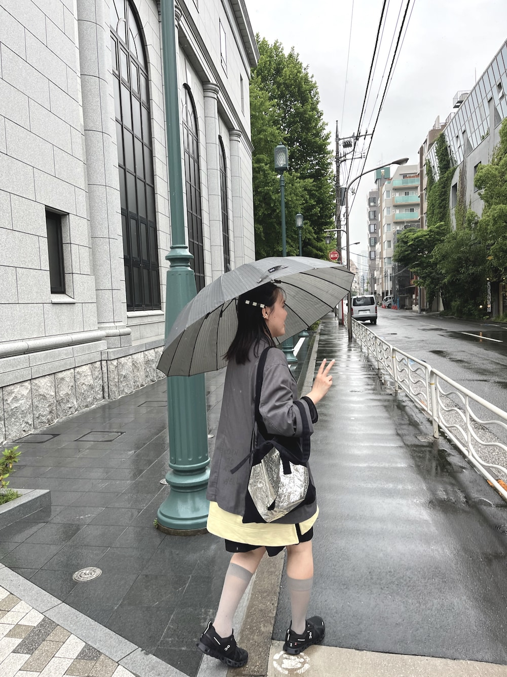 「driesvannoten、tactor、on、ジャケット、オーバーサイズ、ビッグシルエット、雨の日コーデ」｜「DRIES VAN NOTENのアイテム（Tシャツ/カットソー、イエロー系）」を使った、あさん（レディース・159cm）の春コーディネートの1枚目の写真