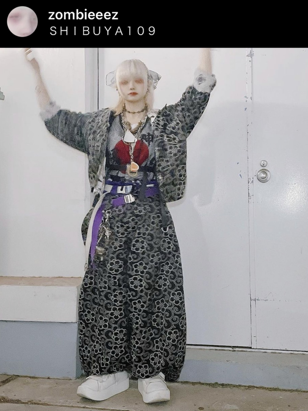 「used、古着、秋、セットアップ、ボンタンパンツ、秋コーデ、outfit、ootd、レイヤードスタイル、白Tシャツ、スニーカーコーデ、厚底シューズ、総柄、漢字、ウォレットチェーン」｜「TOKYO BOPPERのアイテム（シューズ、ホワイト系）」を使った、湯さん（レディース・153cm）の秋コーディネートの1枚目の写真