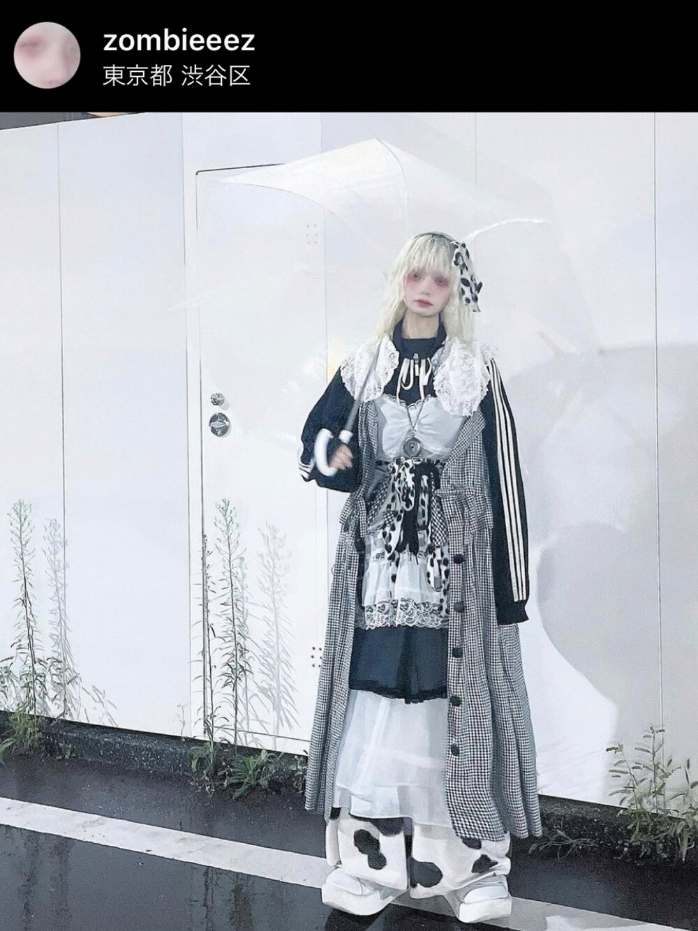 「低身長、ビッグシルエット、used、古着、モノトーン、秋コーデ、レース、付け襟、ジャージ、レイヤードスタイル、ギンガムチェック、レースワンピース、牛柄、バギーパンツ、厚底シューズ」｜「TOKYO BOPPERのアイテム（シューズ、ホワイト系）」を使った、湯さん（レディース・153cm）の秋コーディネートの1枚目の写真
