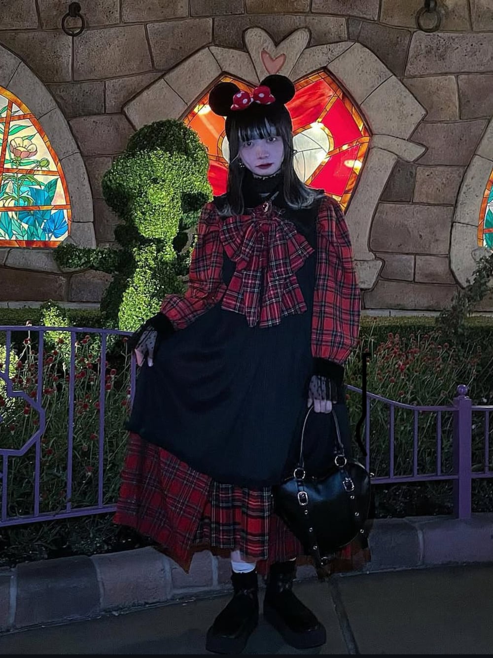 「おでかけコーデ、タータンチェック、レイヤードスタイル、レイヤード、古着、used、ガーリー、チュールワンピ、リボン、disney、レディースファッション、チェックスカート、ディズニーコーデ、Tokyo bopper」｜「TOKYO BOPPERのアイテム（バレエシューズ、ブラック系）」を使った、湯さん（レディース・153cm）の春コーディネートの1枚目の写真