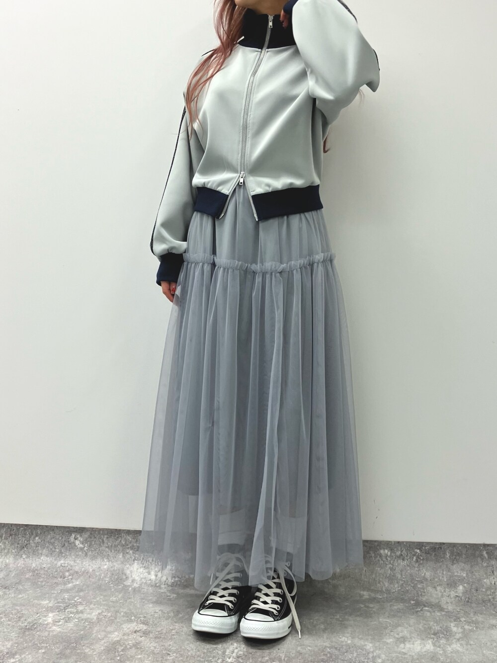 「デートコーデ、スポーツミックス、春コーデ、春服みてみて、春のおしゃ見えテクニック、大人カジュアル、トラックジャケット、ジャージ、チュールスカート、ロングスカート、スカートスタイル、スニーカーコーデ、ANAP、大人コーデ、大人可愛い」｜「CONVERSEのアイテム（スニーカー、ブラック系）」を使った、Satsukiさん（レディース・157cm）の春コーディネートの1枚目の写真