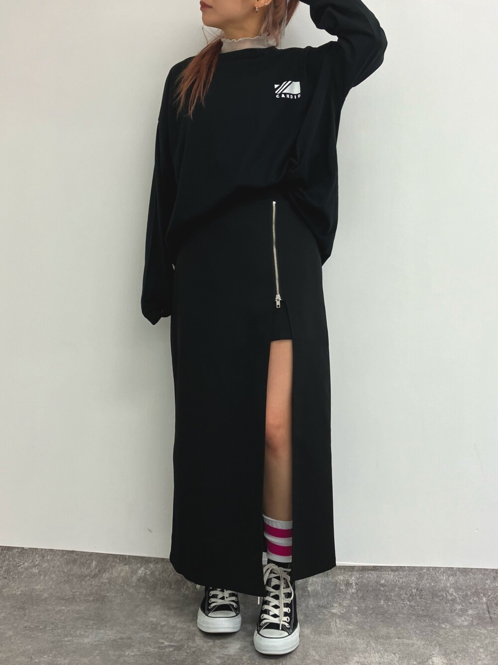 ブラック系のスカート、ブラック系のTシャツ/カットソー、グレー系のTシャツ/カットソーを着用したレディースの春コーディネートの1枚目の写真