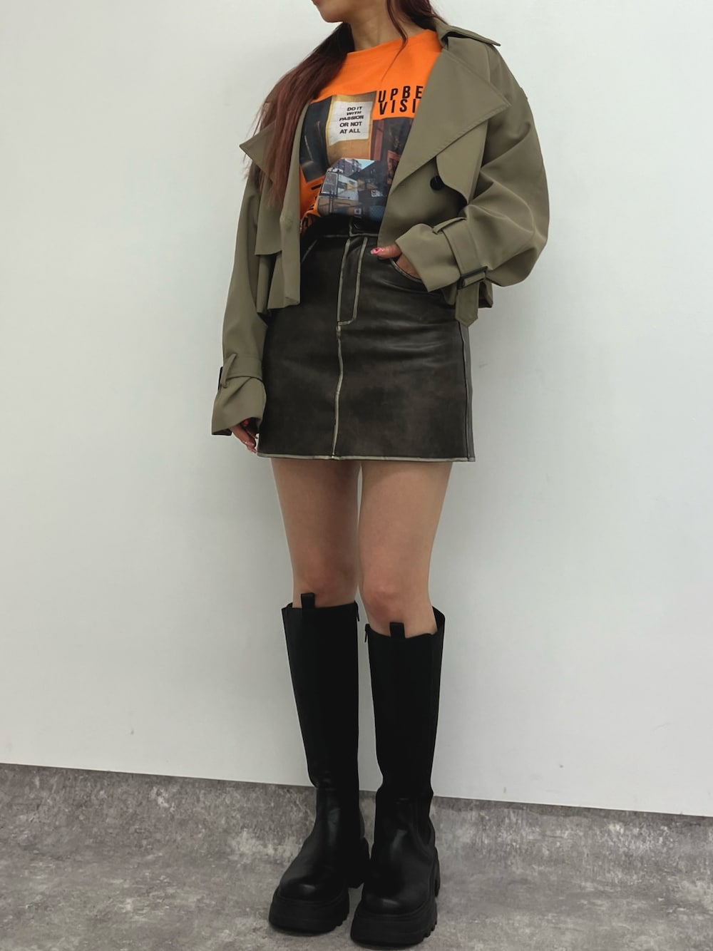 「フォトT、Tシャツ、オレンジ、トレンチコート、春アウター、ミニスカート、フェイクレザースカート、ロングブーツ、春コーデ、おでかけコーデ、大人カジュアル、カジュアル、ANAP、ショート丈アウター、春服」｜「ANAPのミニ裏毛フォトプリントTシャツ（Tシャツ/カットソー、オレンジ系）」を使った、Satsukiさん（レディース・157cm）の春コーディネートの1枚目の写真