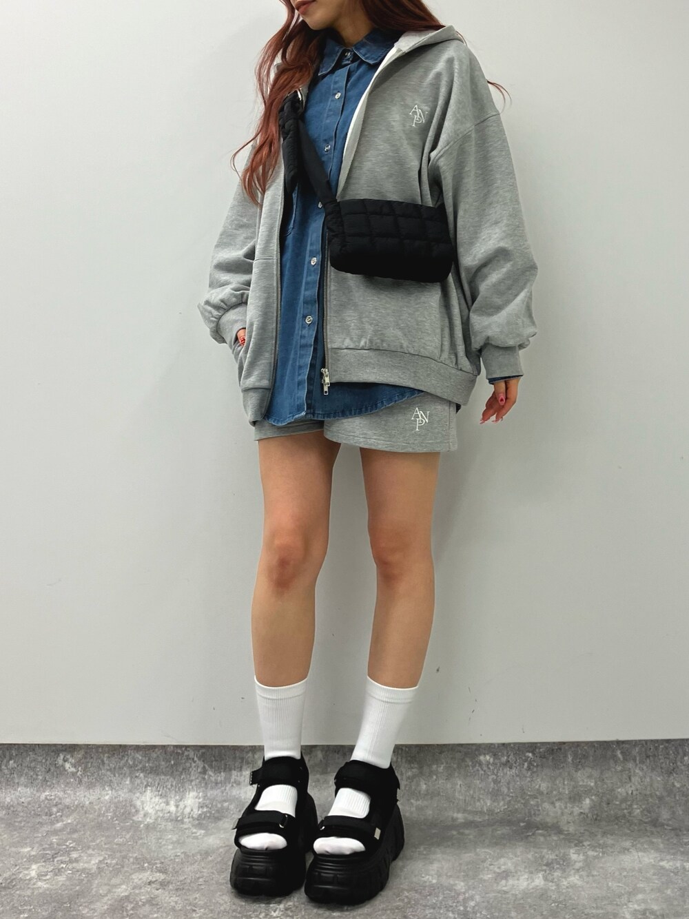 「セットアップ、デニム、デニムシャツ、パーカーコーデ、スウェットパンツ、スウェットコーデ、ラフ、ラクチンコーデ、カジュアルダウン、ショルダーバッグ、春コーデ、ワンポイント、ANAP、お出かけコーデ、グレー」｜「ANAPのダブルジップラメ裏毛スウェットセットアップ（スウェット、グレー系）」を使った、Satsukiさん（レディース・157cm）の春コーディネートの1枚目の写真
