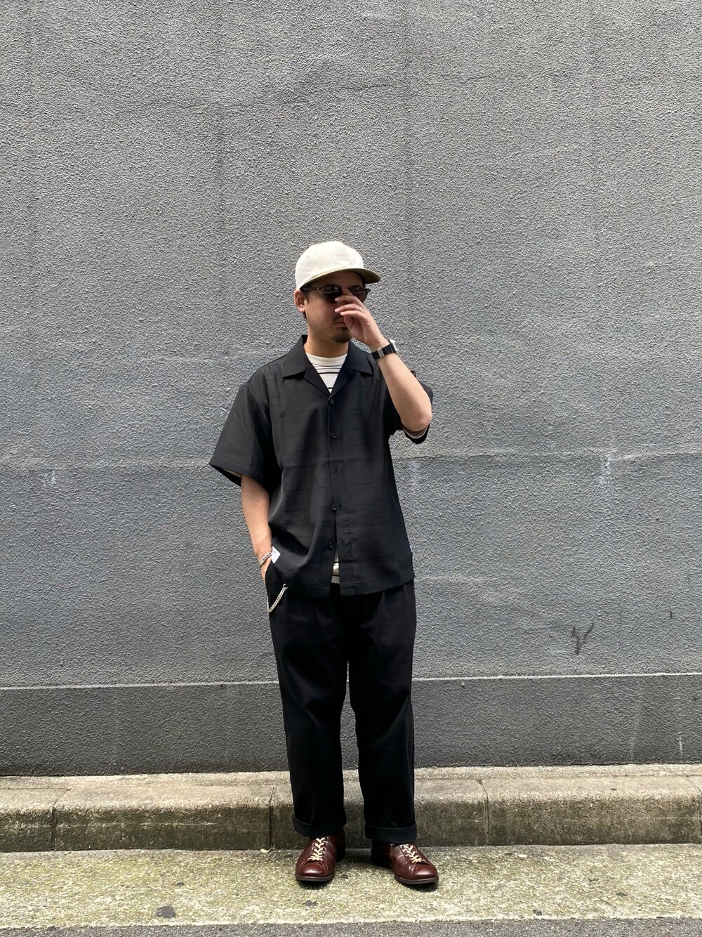 ブラック系のチノパンツ、ブラック系のシャツ/ブラウスを着用したメンズの夏コーディネートの1枚目の写真