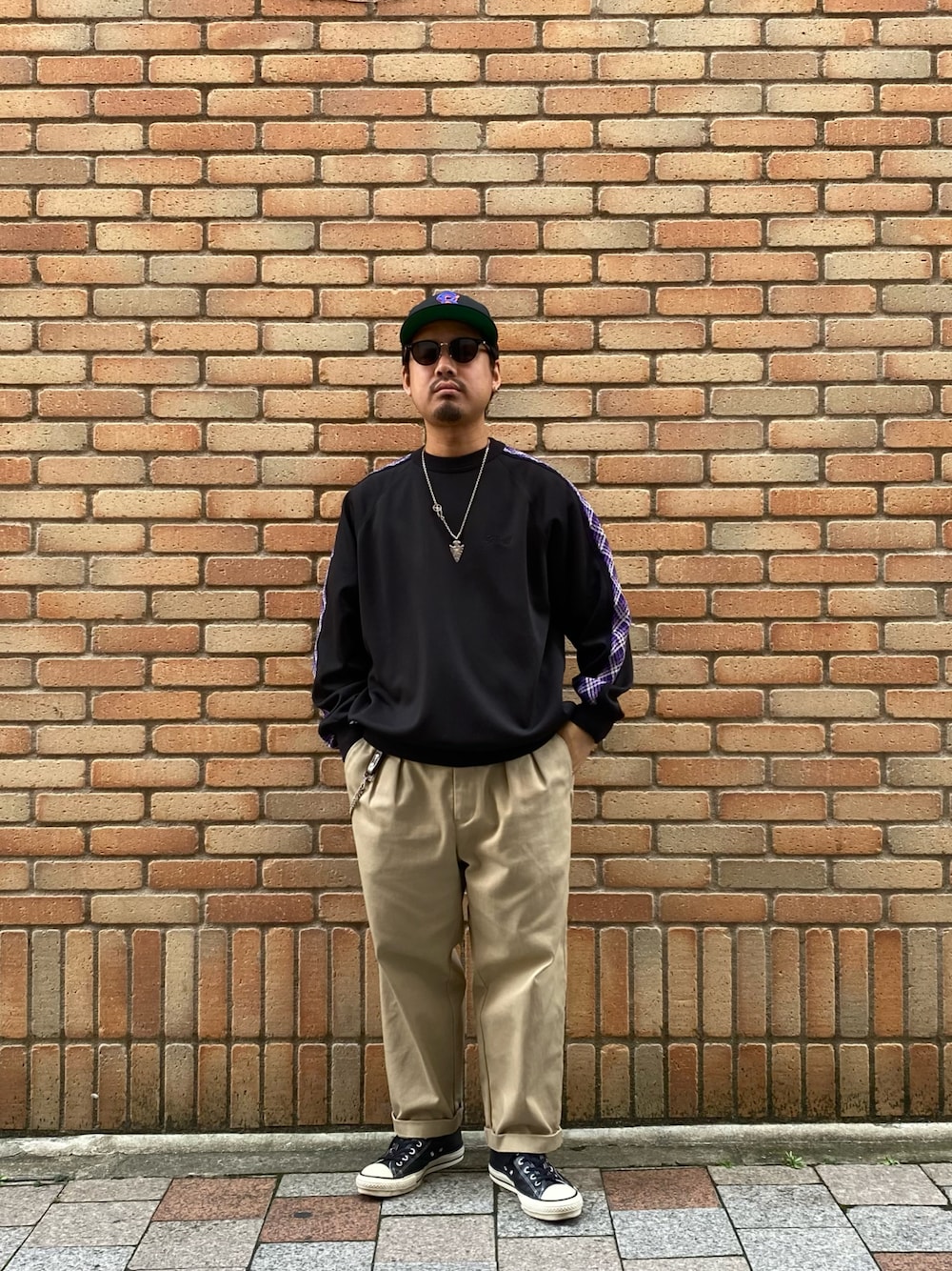 グリーン系のチノパンツ、ブラック系のジャージを着用したメンズの秋コーディネートの1枚目の写真