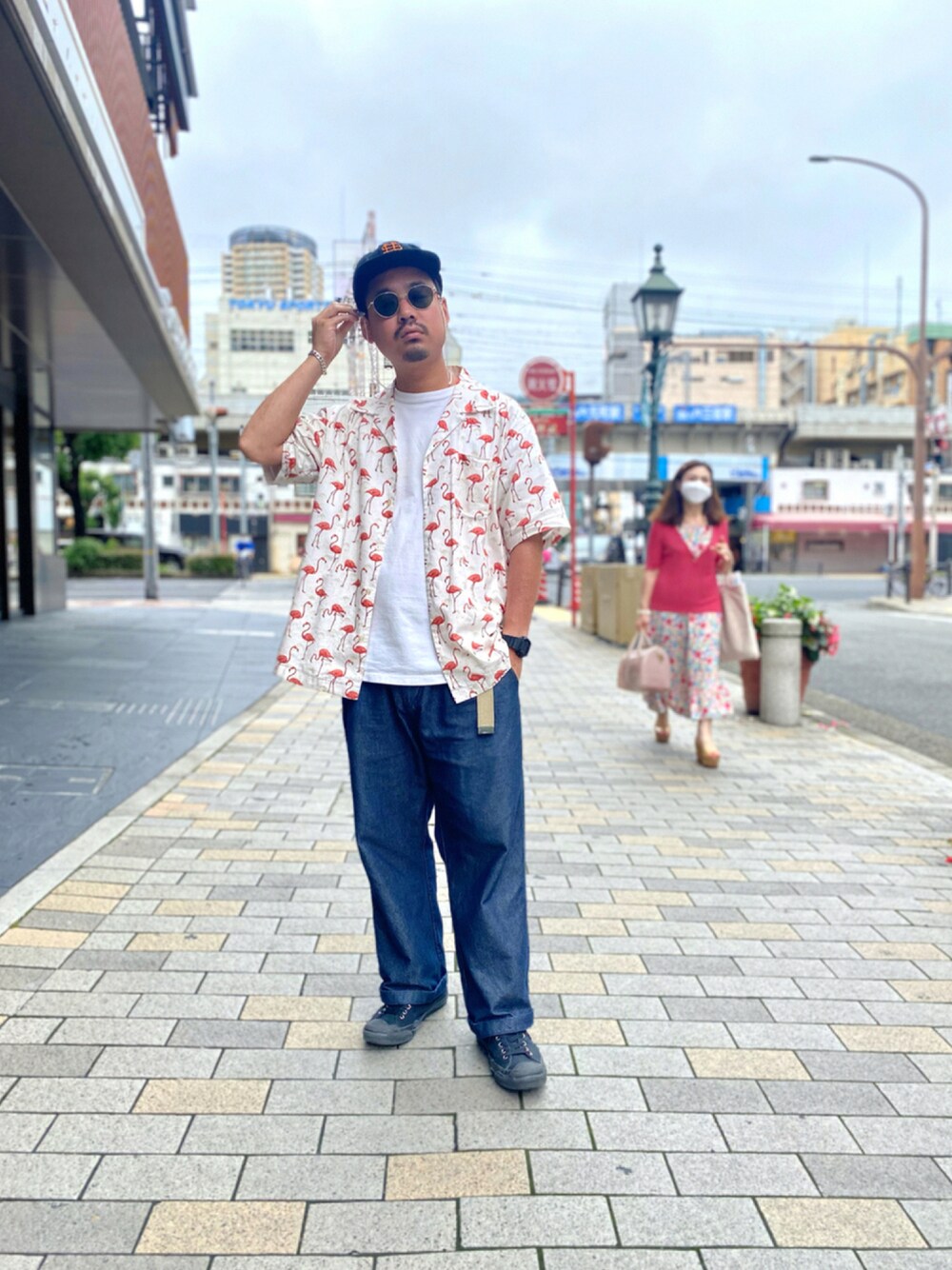 ブルー系のその他パンツ、ホワイト系のシャツ/ブラウス、ホワイト系のTシャツ/カットソーを着用したメンズの夏コーディネートの1枚目の写真