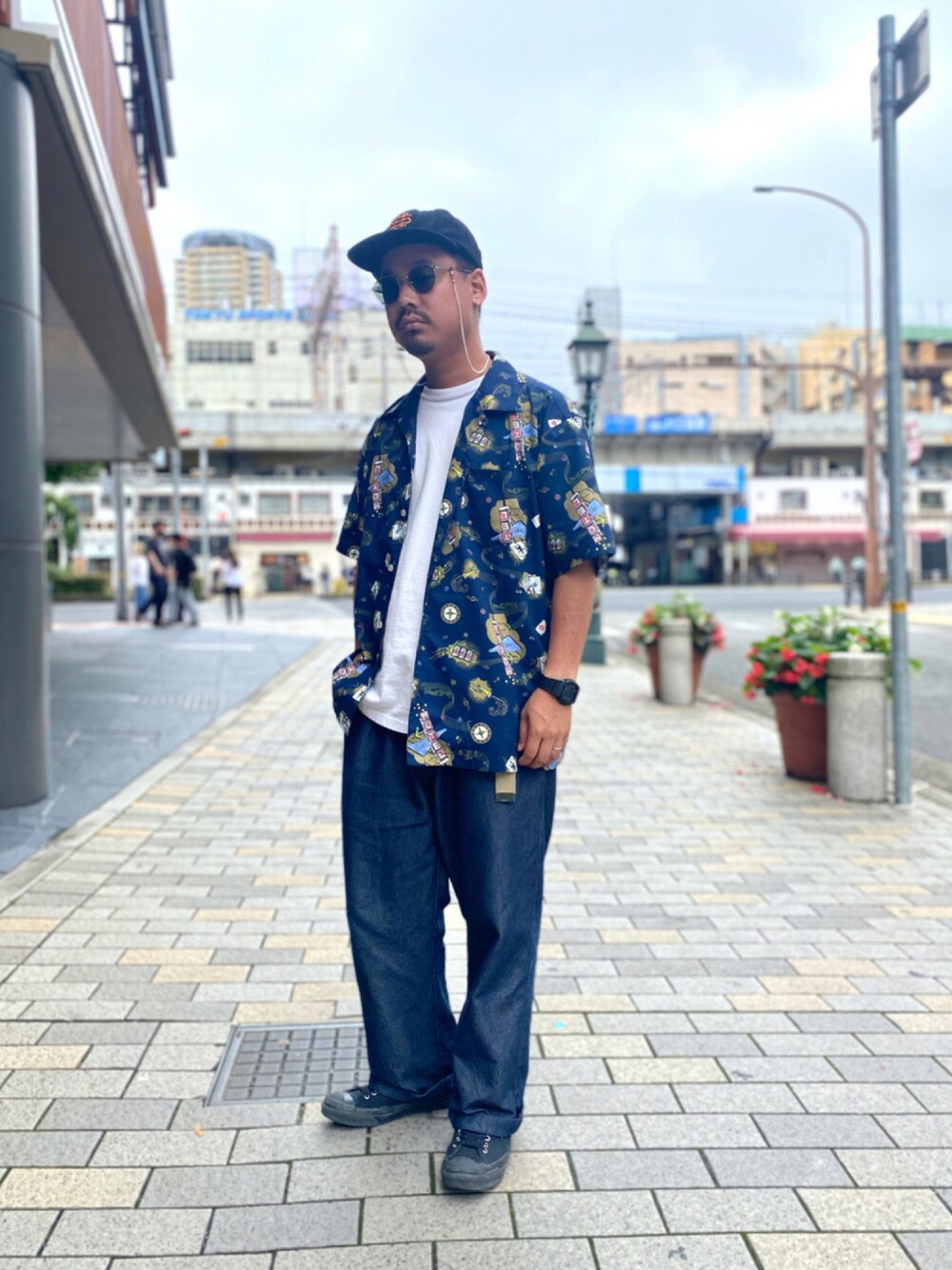 ブルー系のその他パンツ、ブラック系のスニーカー、ブルー系のシャツ/ブラウスを着用したメンズの夏コーディネートの1枚目の写真