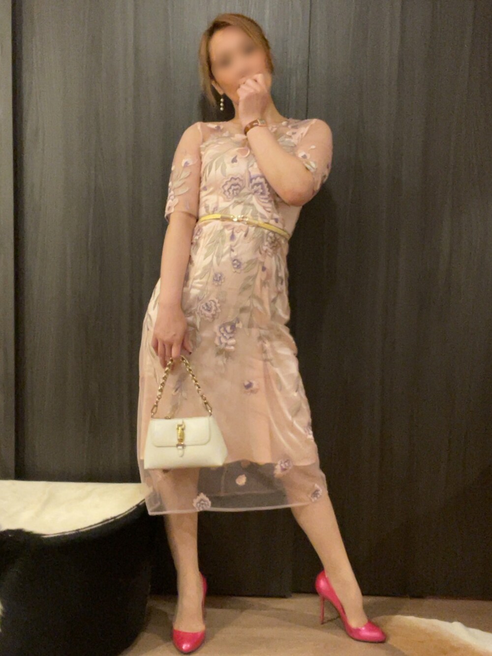 「オトナ女子、ピンク、チュールワンピ、刺繍ワンピース、ミニバッグ、ベルト、ピンヒール、パールピアス、蝶々ピアス、シアータイツ、ヘアクリップ」｜「Sergio rossiのアイテム（パンプス、ピンク系）」を使った、ももこさん（レディース・168cm）の夏コーディネートの1枚目の写真
