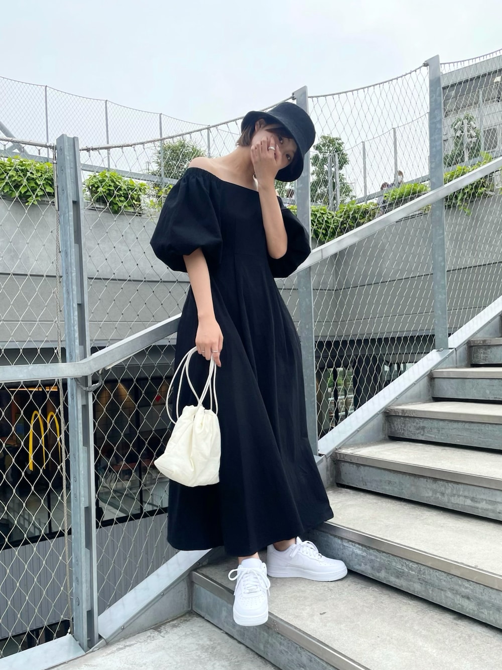 「休日スタイル、オトナカジュアル、大人ガーリー、スニーカーコーデ、ワンピース、ワンピース×スニーカー、サーモハット、チューリップハット」｜「Heatherのオフショルワンピース　284714（ワンピース、ブラック系）」を使った、Mikuさん（レディース・162cm）の夏コーディネートの1枚目の写真